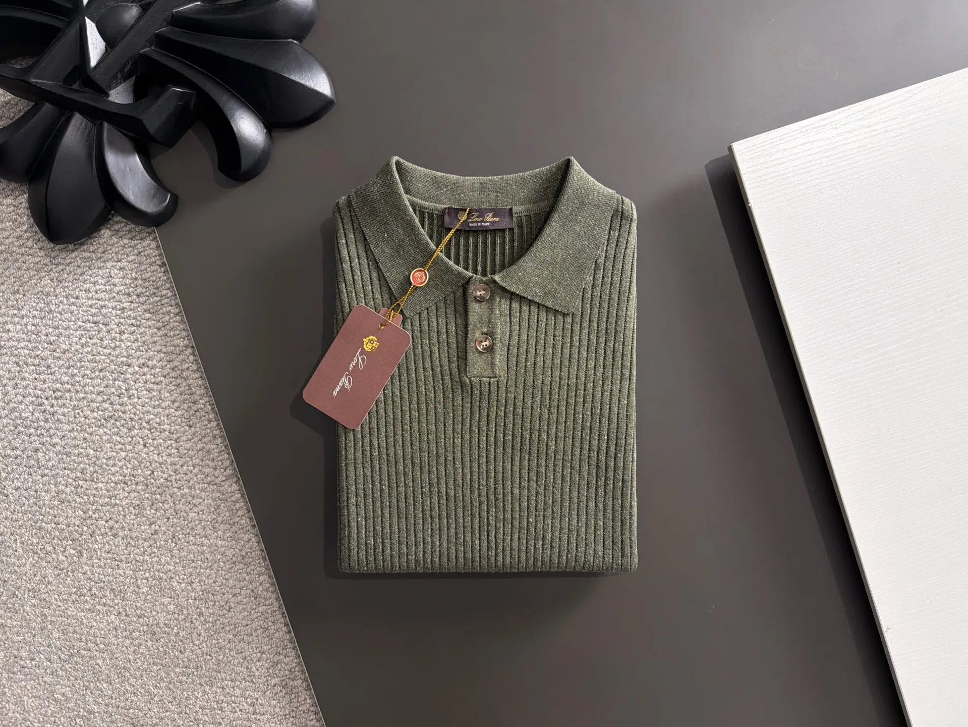 Next day shipment LP high quality Loro Piana 26ss New Arrival men's short-sleeved T-shirt Made of combed cotton yarn knitted cotton fabric, no pressure when entering and exiting the counter Exclusive control of raw materials It feels substantial when weighed, and the upper body is more textured than ordinary T-shirts. This texture can cope with the weather easily and is suitable for both hot and cold! Loose fit design, looks noble. The only correct version is available Size: M to XXXL